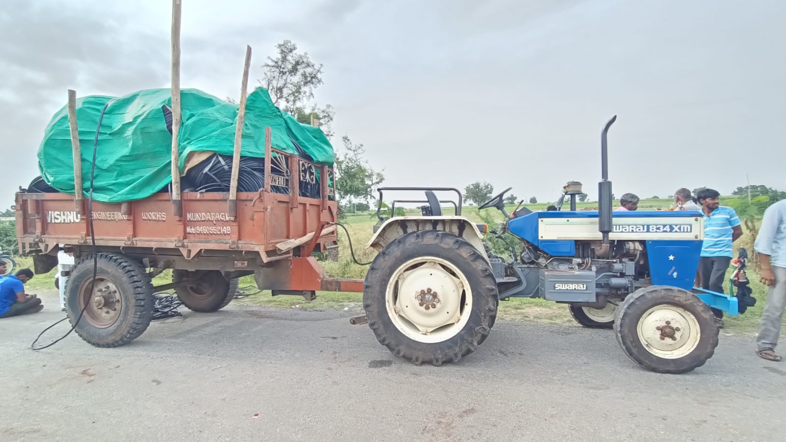 Villagers intercept tractor with stolen drip irrigation pipes, cables; thieves flee