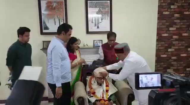 Governor Thaawarchand Gehlot visits homes of freedom fighters, honours them