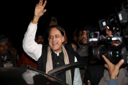 Shashi Tharoor meets Madhusudan Mistry as poll buzz gets stronger in Congress