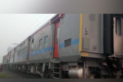 Nine coaches of Ganga Gomti express detached from train, no one hurt