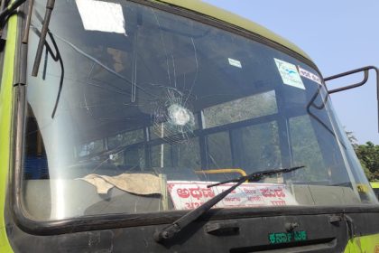 K'taka buses stoned, defaced in Maha, services suspended temporarily