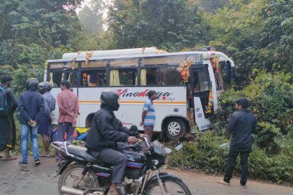 3 Ayyappa devotees seriously injured as minibus hits tree after brake fails