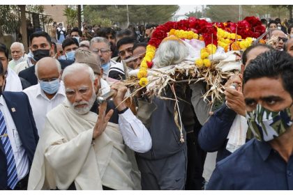 PM Modi carries mortal remains of mother, pays floral tribute
