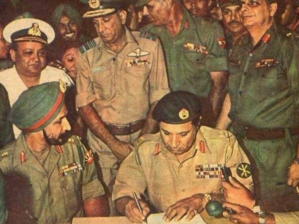 Afghan Taliban leader shames Pakistan, shares 1971 surrender picture