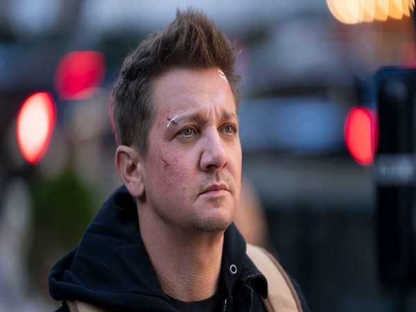 Jeremy Renner shares hospital selfie following snow plow accident