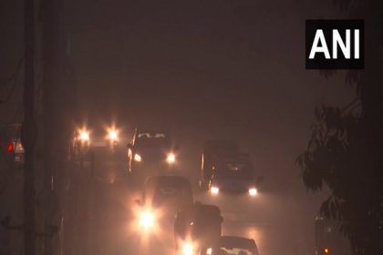 Dense fog in Delhi: trains, flights delayed due to low visibility