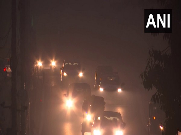 Dense fog in Delhi: trains, flights delayed due to low visibility