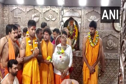 Indian cricketers pray at Mahakaleswar temple in Ujjain for Pant's recovering