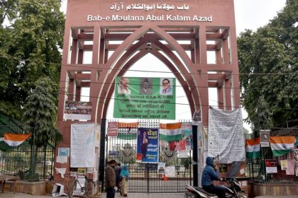 Delhi Police detains protesters sloganeering outside Jamia University