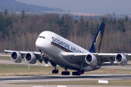 Singapore Airlines reports record quarterly profit