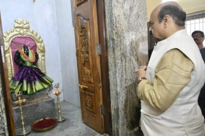 Ahead of Budget presentation, CM visits Srikanteshwara, Anjaneya temples