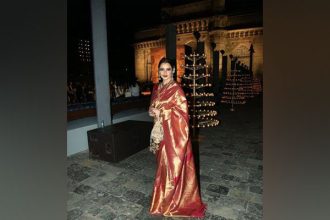 Rekha shines in her traditional look at Dior's Mumbai fashion show