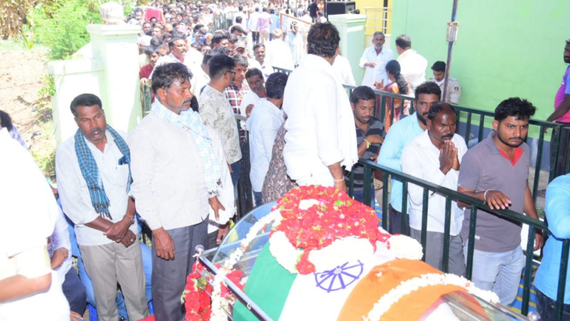 Dhruvanarayan's last rites performed with full state honours 