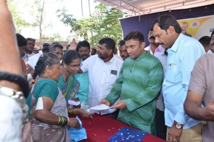 Dr Sudhakar gifts sarees, gas stoves for participants of rangoli competition