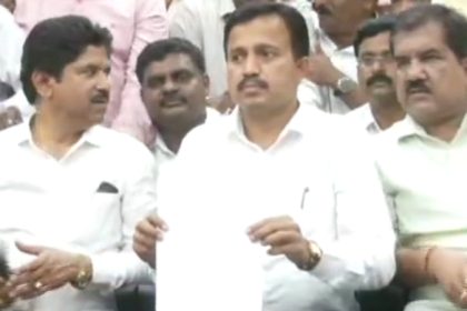 K'taka govt employees call off strike after CM announces interim relief