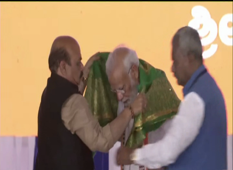 'Congress dreaming of digging Modi's grave, but I'm busy improving lives of poor': Modi