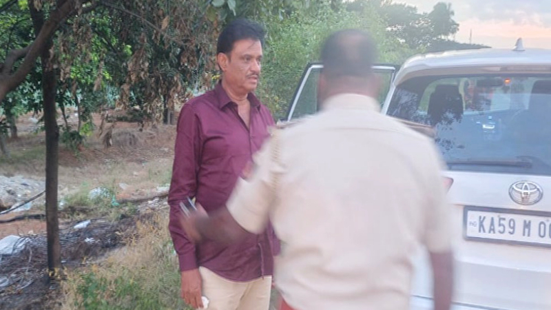 After contractor's complaint, BJP MLA Munirathna taken into police custody  - Public TV English