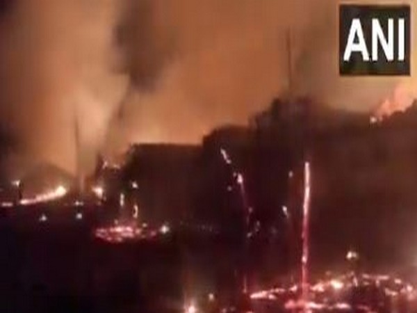 Gujarat: Fire breaks out in kutcha houses in Dahod
